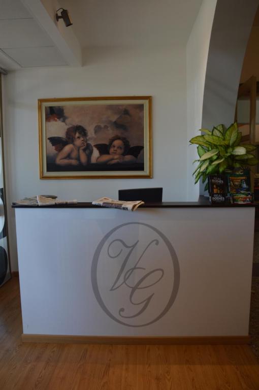 a white counter with a picture on the wall at Villa Gentile in Cavallino-Treporti