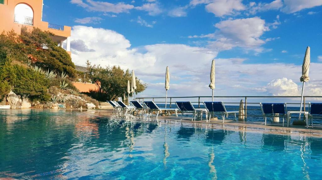 Bazén v ubytování Hotel Punta Rossa nebo v jeho okolí