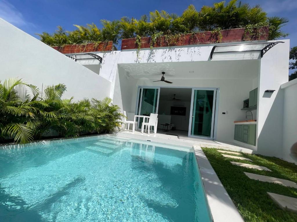 Бассейн в Lotus Bleu Resort & Restaurant или поблизости