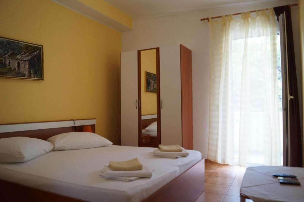 Postel nebo postele na pokoji v ubytování Studio Apartments Marija with private parking