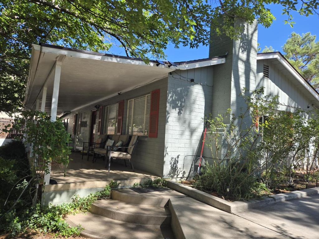 Casa con porche con mesa y sillas en Harmony House Homestay, en Sedona