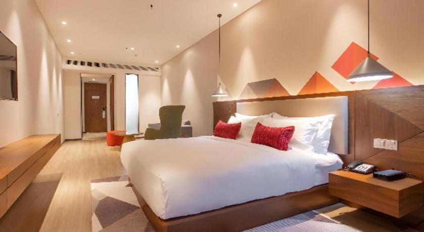 Una cama o camas en una habitación de Borrman Hotel Guilin Railway Station Two Rivers and Four Lakes