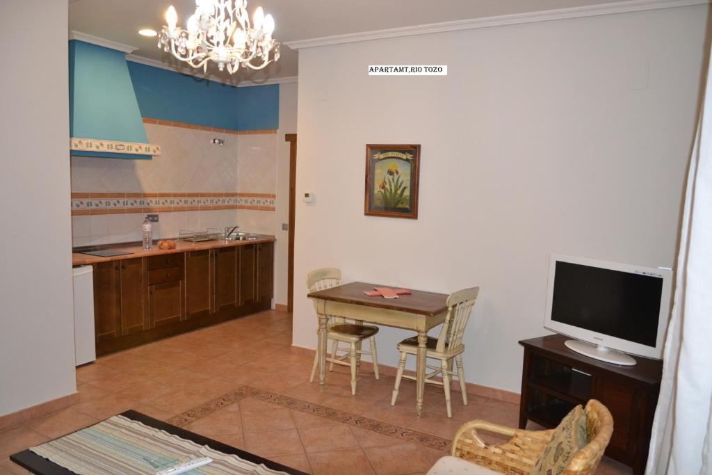 Una televisión o centro de entretenimiento en Apartamentos Rurales Natura
