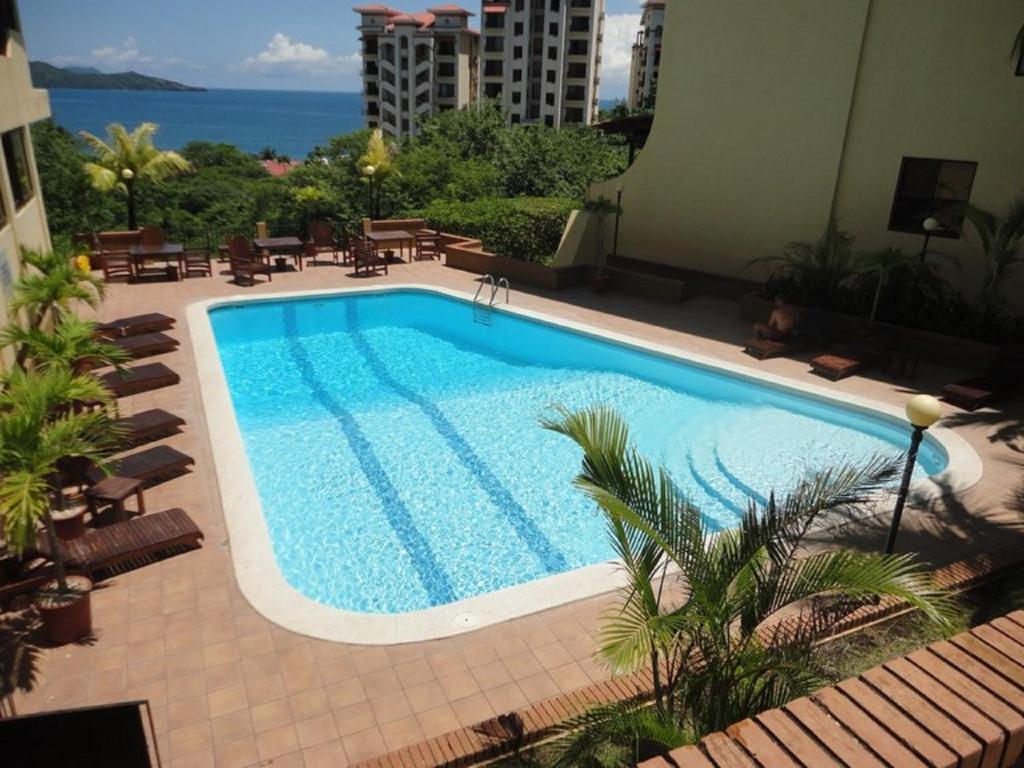 una gran piscina en la parte superior de un edificio en Sunset Heights 402, en Playa Flamingo