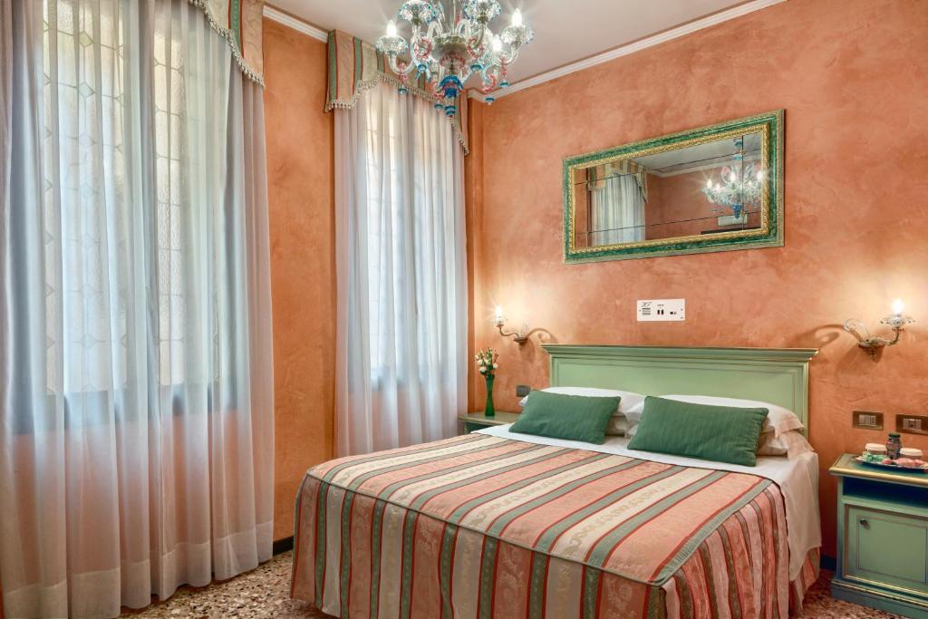 Gallery image of Hotel Firenze in Venice