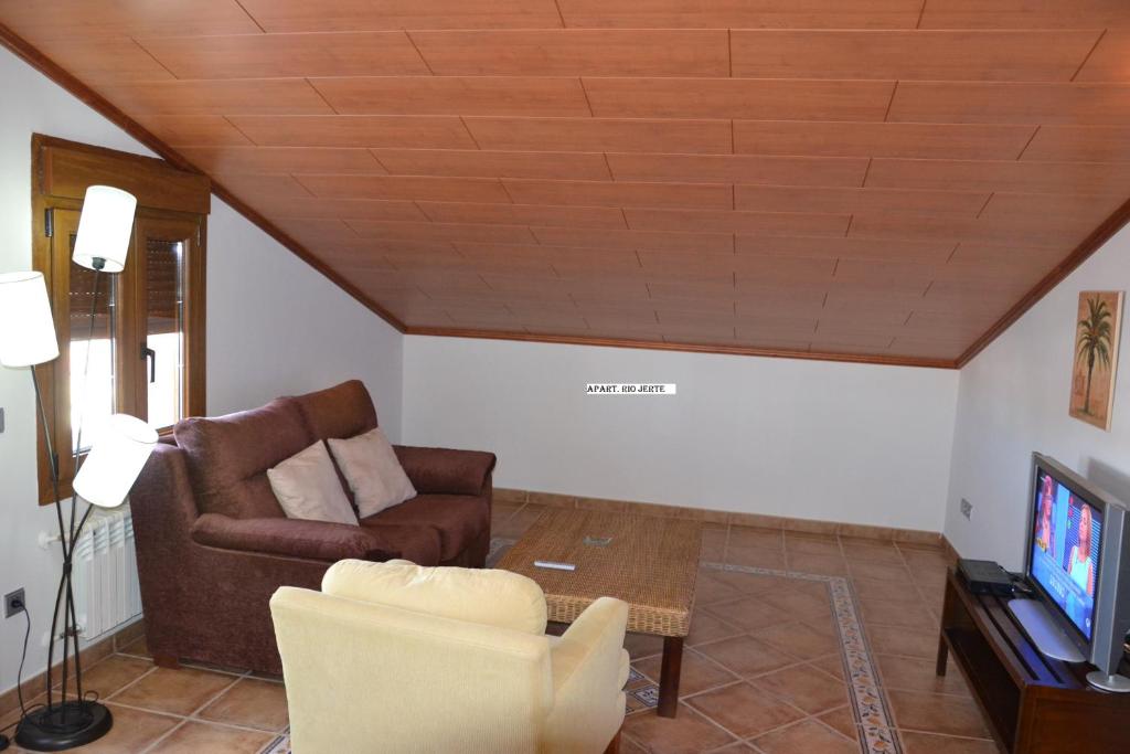 Una televisión o centro de entretenimiento en Apartamentos Rurales Natura