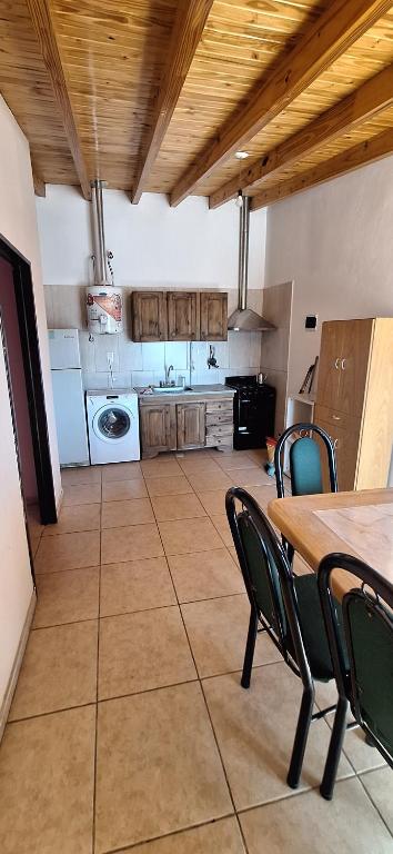 cocina con mesa, sillas y mesa en Reloj, en Malargüe