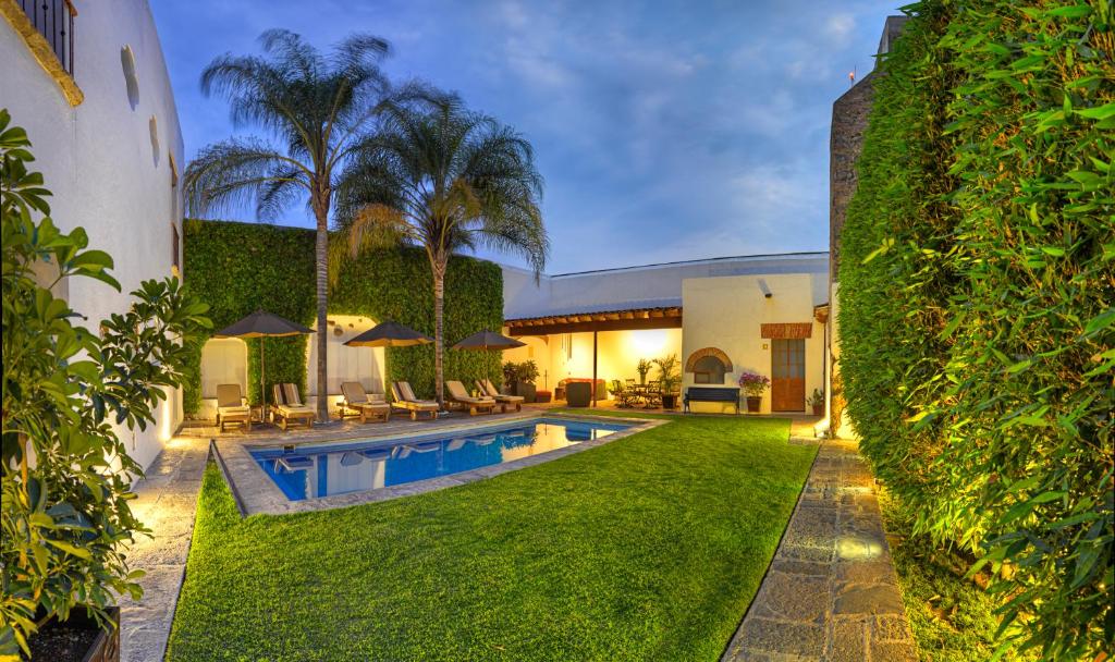 - une vue sur l'extérieur d'une maison avec une piscine dans l'établissement Alqueria de Carrion Hotel Boutique, à Atlixco