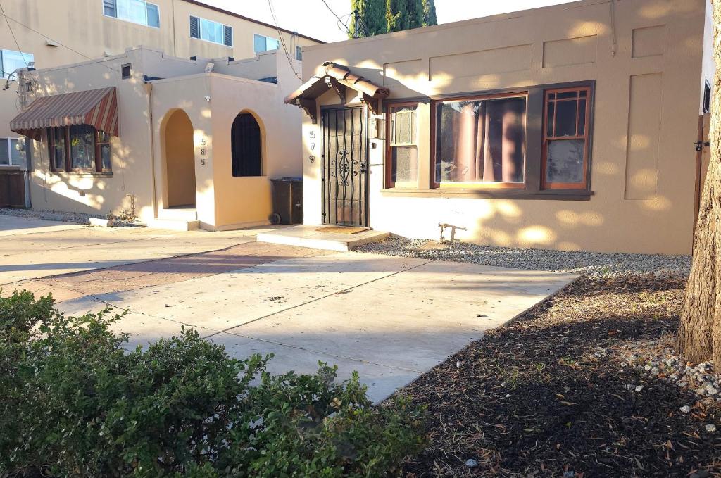 El edificio en el que está la casa de vacaciones