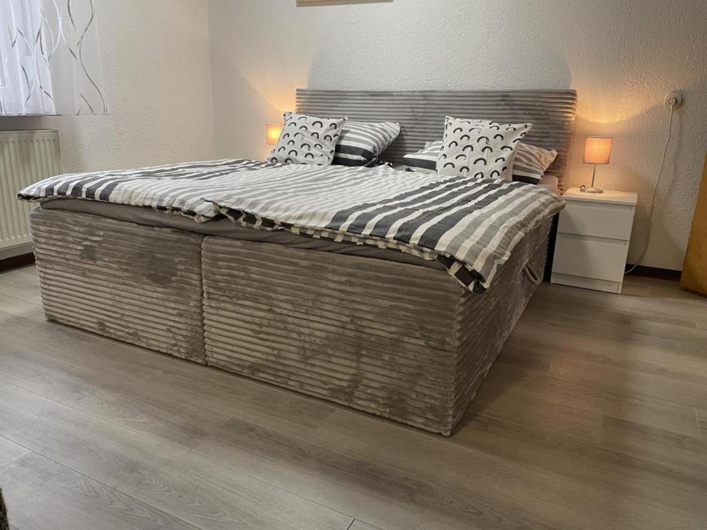 Ένα ή περισσότερα κρεβάτια σε δωμάτιο στο Schicke Ferienwohnung Philippsburg