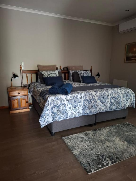 Postel nebo postele na pokoji v ubytování Spacious Suite Somerset West
