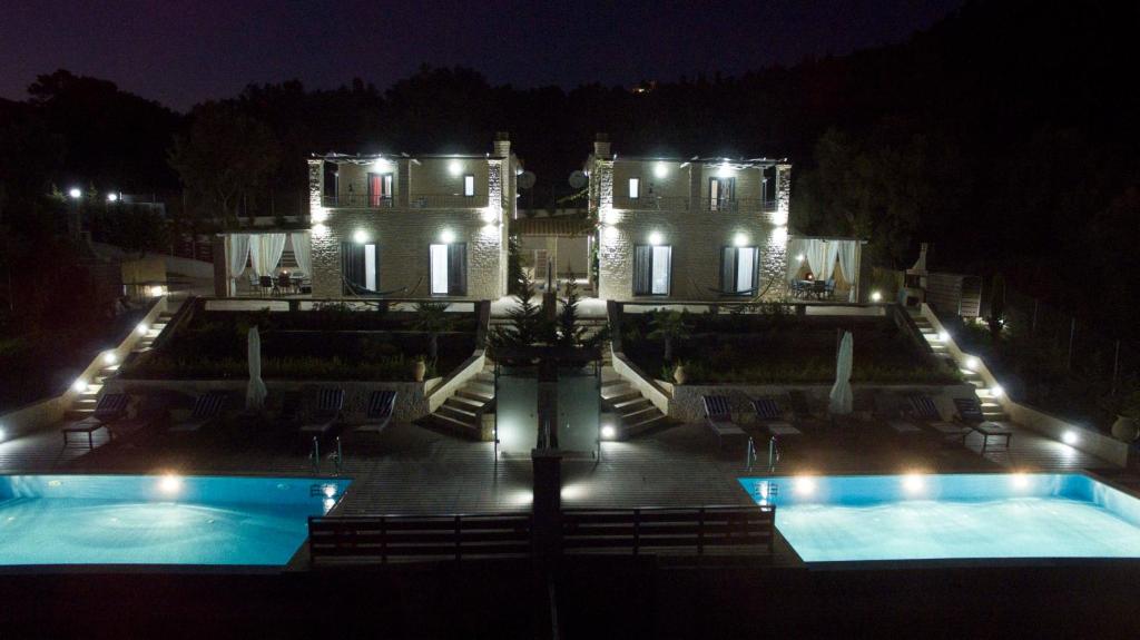 Bazén v ubytování Ionian Diamond Villas nebo v jeho okolí
