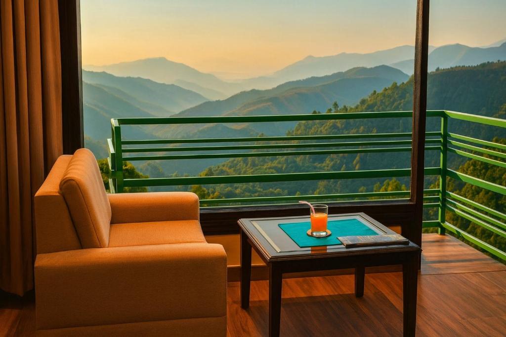 Habitación con una silla y una mesa con vistas. en Nature Valley Resort Mashobra, en Shimla