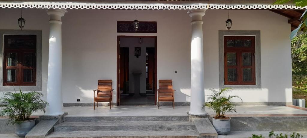 Η πρόσοψη ή η είσοδος του Subathi