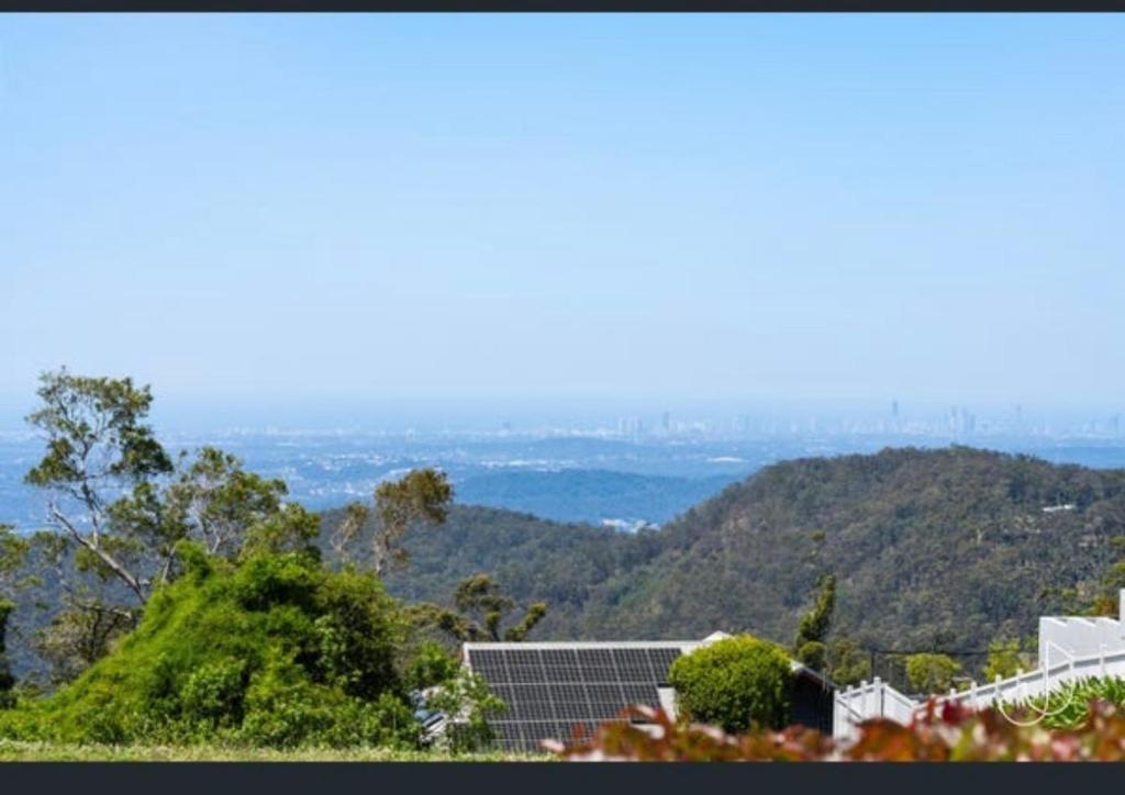 een uitzicht op een berg met een zonnepaneel bij Modern Rustic Backyard Studio Private & Cosy Retreat in Mount Tamborine