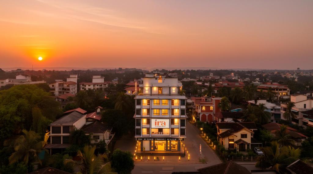 Η ανατολή ή δύση του ηλίου όπως φαίνεται από αυτό το ξενοδοχείο ή από εκεί κοντά