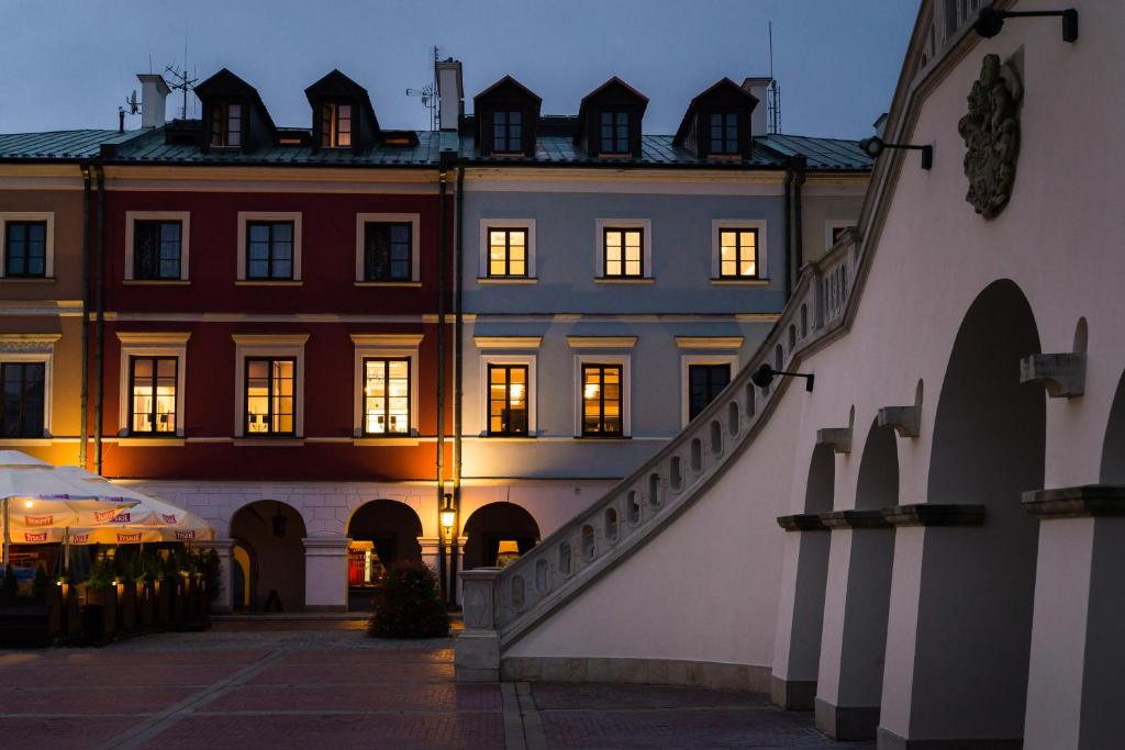 a building with a staircase in front of it at Hotel Arte in Zamość