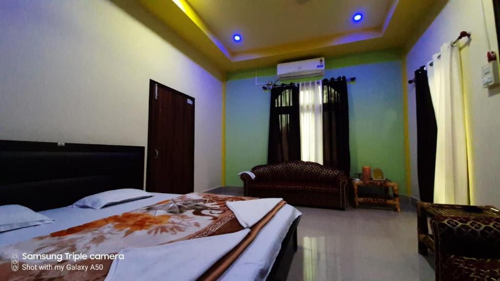 Giường trong phòng chung tại Subansiri lodge