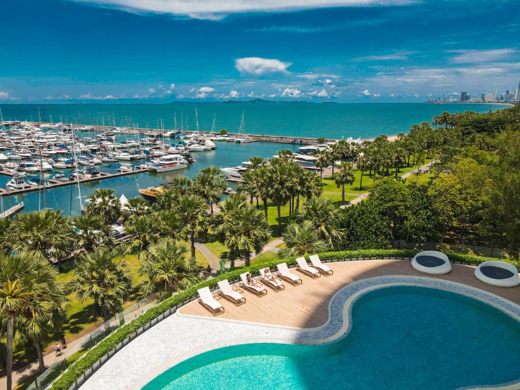 ein Resort mit Pool und einem Jachthafen mit Booten in der Unterkunft Ocean Marina Resort Pattaya Jomtien in Na Jomtien
