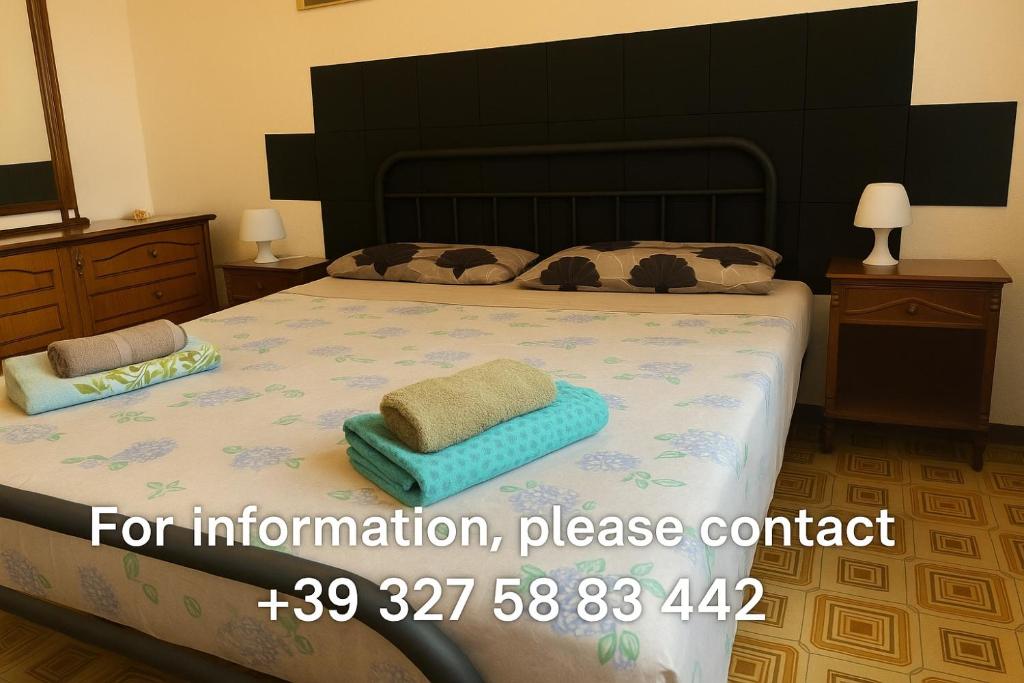 Laghetti di Corticella في بولونيا: غرفة نوم بها سرير عليه منشفتان