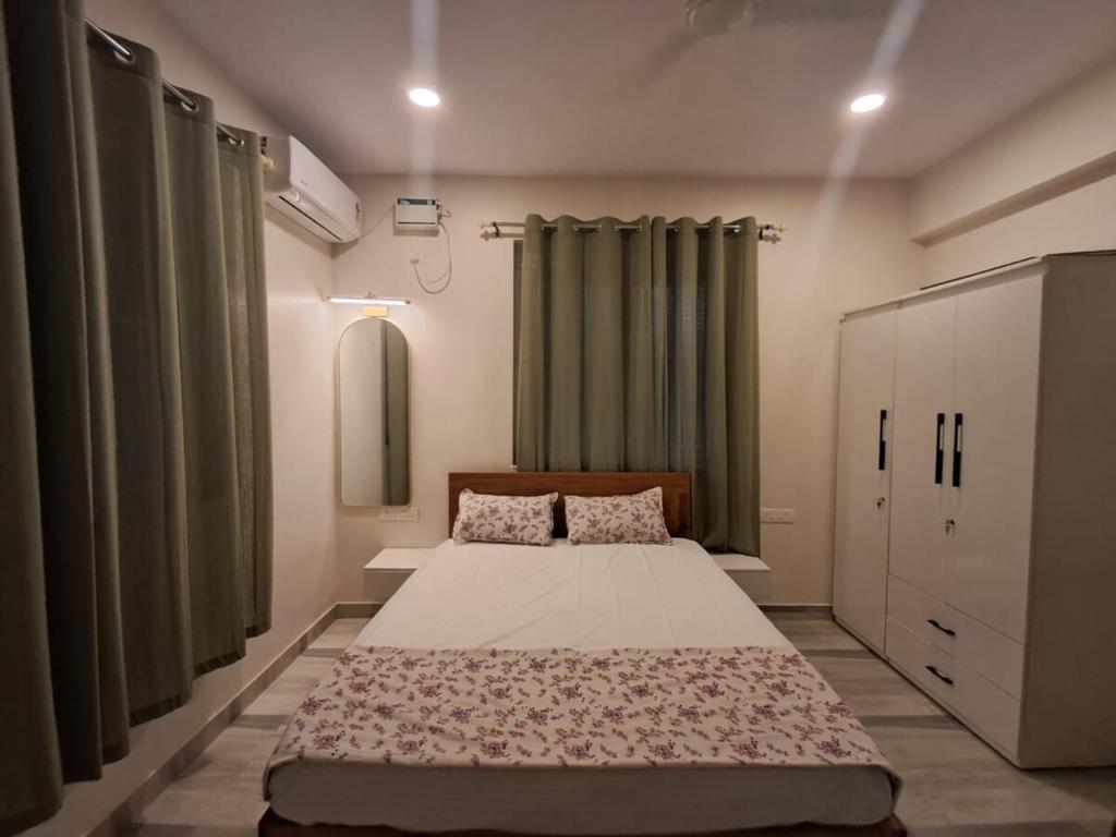 Un pat sau paturi într-o cameră la Adi's Villa