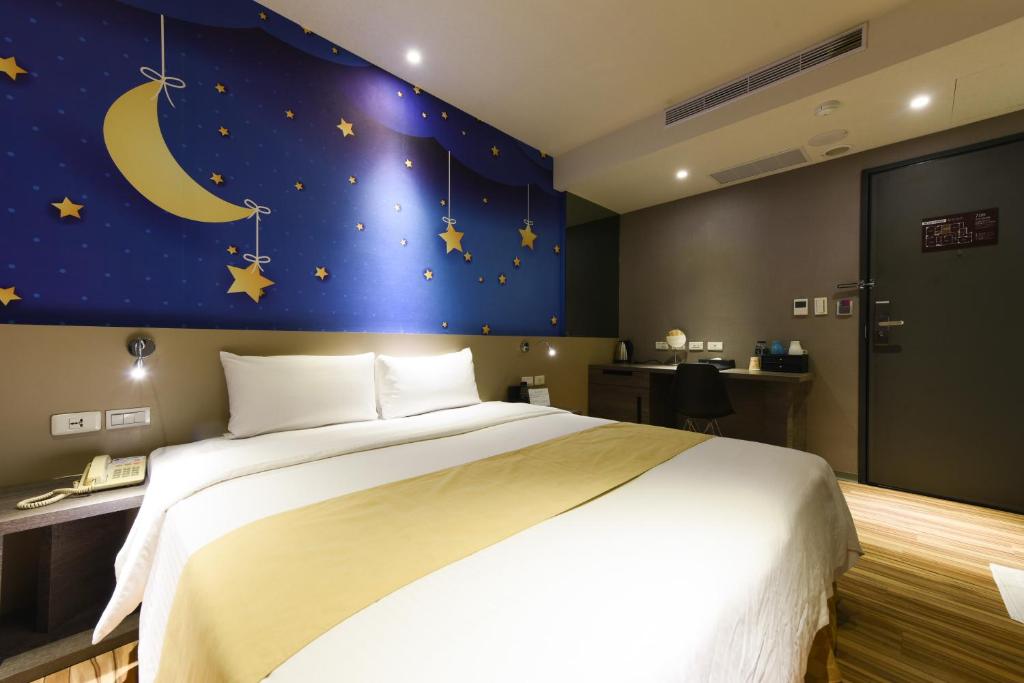 Postel nebo postele na pokoji v ubytování Blue Coast Hotel