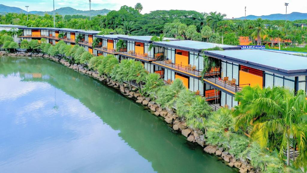 สวนนงนุช เลคไซด์วิลล่า في Ban Nong Chap Tao: صف مباني بجانب نهر