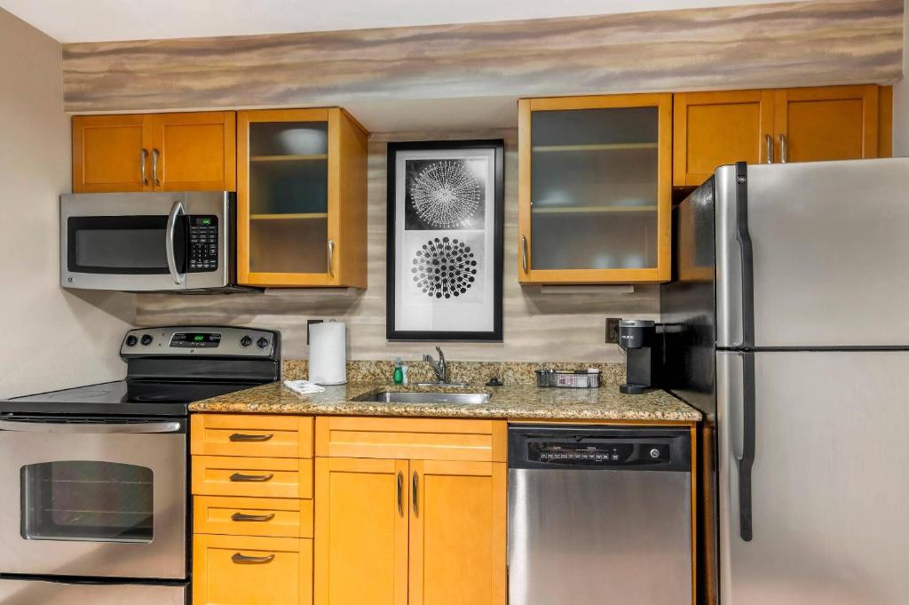 Una cocina o cocineta en MainStay Suites St Louis - Galleria