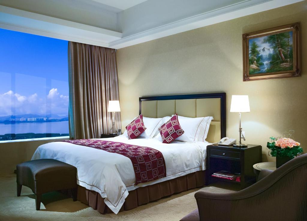 Postel nebo postele na pokoji v ubytování Oriental Ginza Hotel Shenzhen