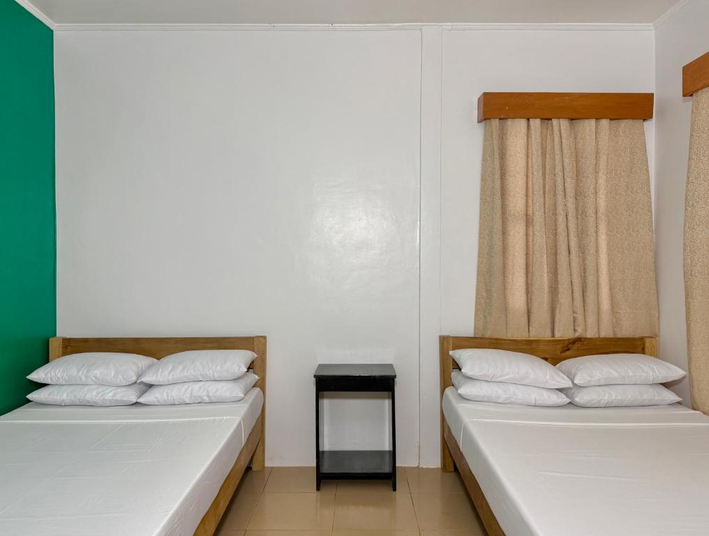 Una cama o camas en una habitación de Seashore Inn