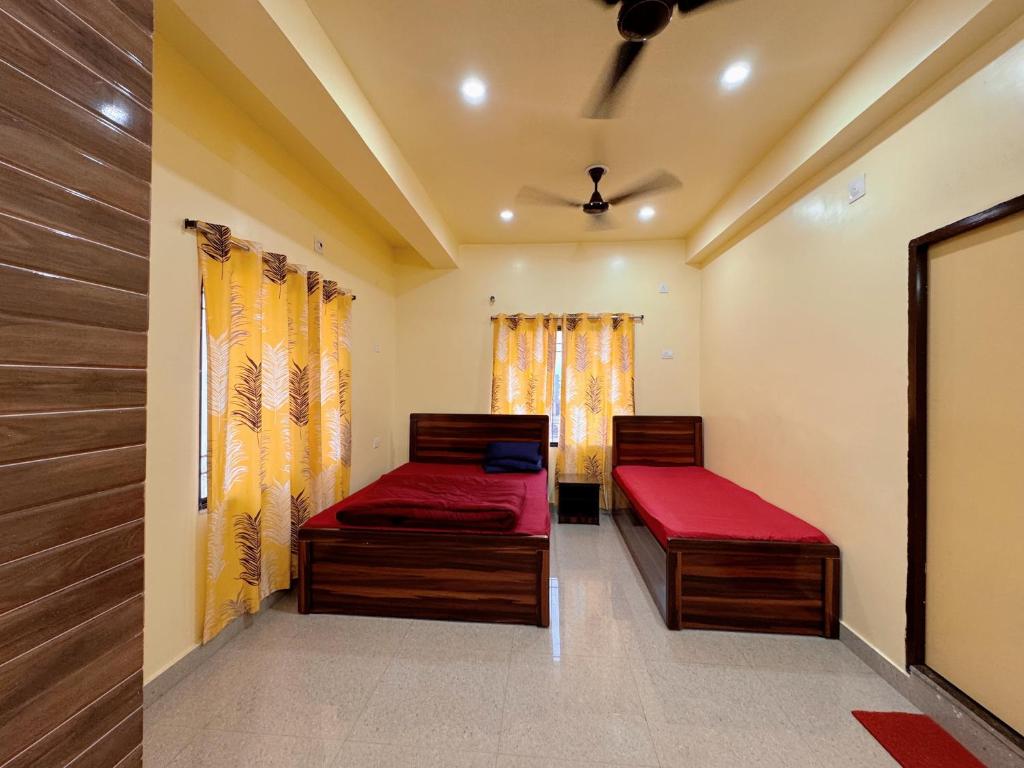 ein Schlafzimmer mit zwei Betten in einem Zimmer in der Unterkunft Studio 304 Modern Serenity in Deoghar