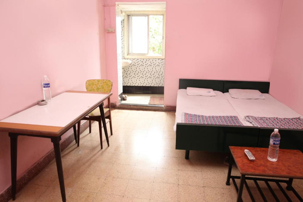 A bed or beds in a room at Solanki Guest House