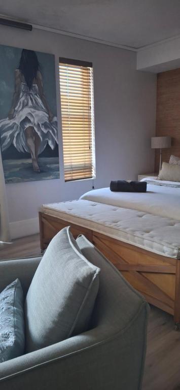 The Gallery on Gray في كنيسنا: غرفة معيشة بها سريرين وأريكة