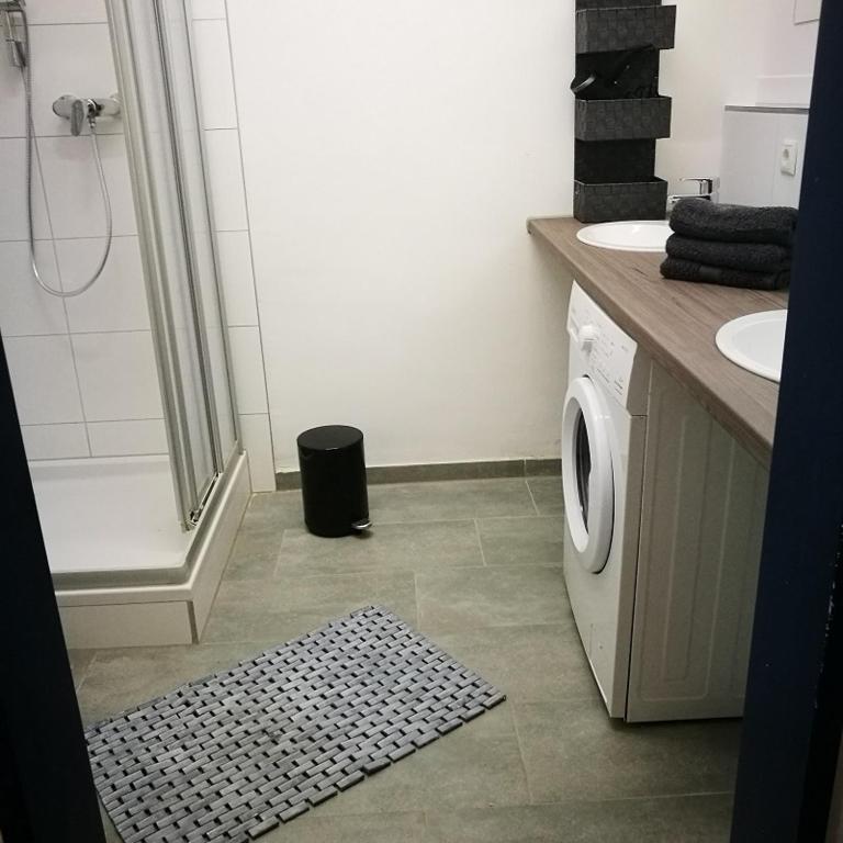 Un baño con lavadora y lavabo. en Worker Place Emmerich, en Emmerich