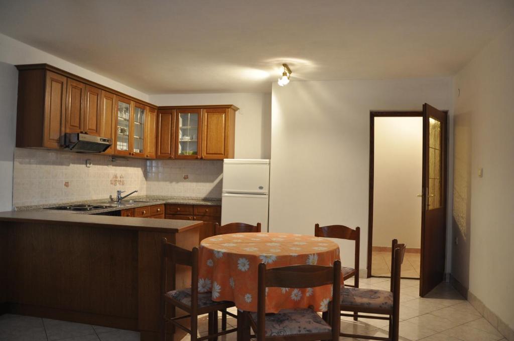 Kuchyň nebo kuchyňský kout v ubytování Apartments Kalsan