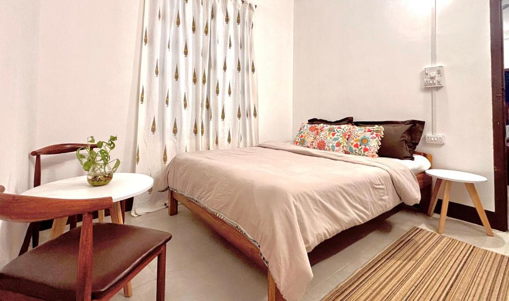 En eller flere senge i et værelse på The Blue Cottage