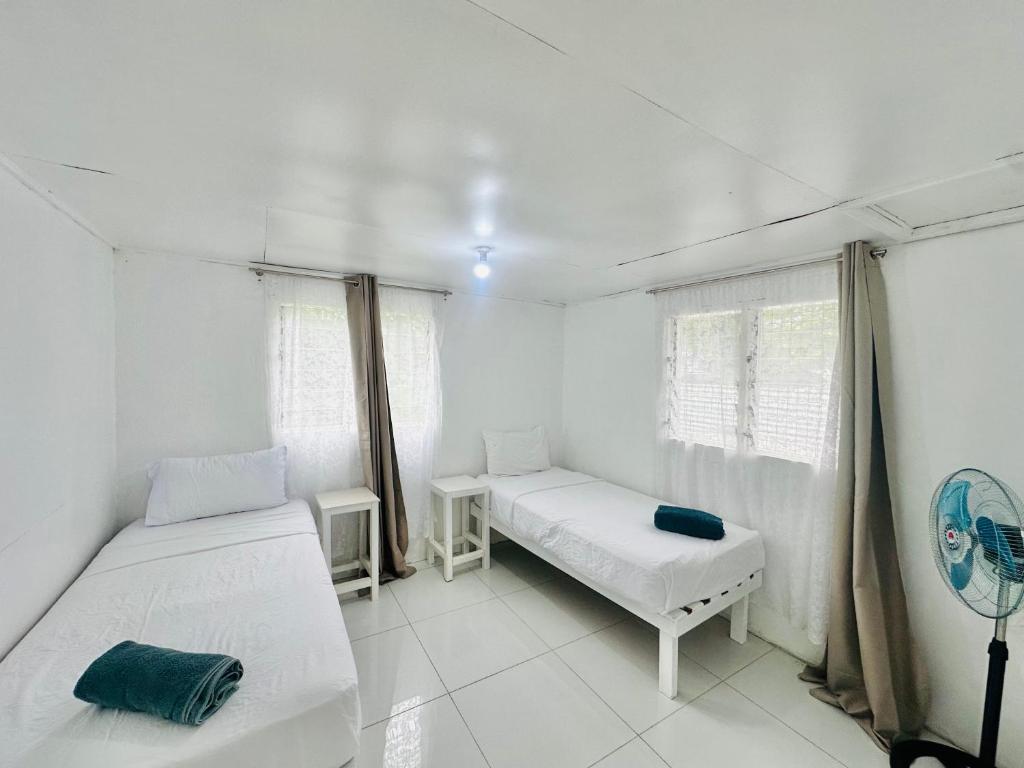Ένα ή περισσότερα κρεβάτια σε δωμάτιο στο Private Twin Room - Tonga Coral Cottage
