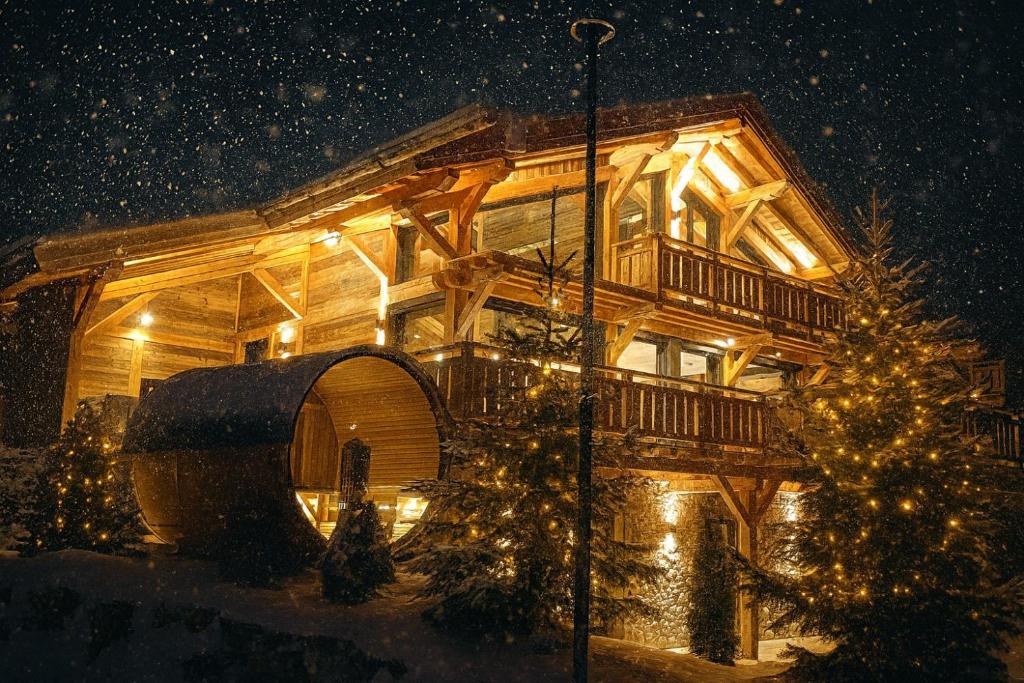 El edificio en el que está el chalet de montaña