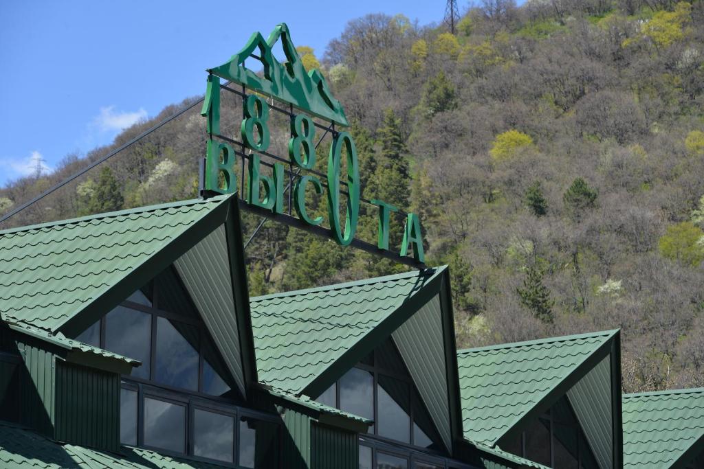 Nespecifikovaný výhled na hory nebo výhled na hory při pohledu z hotelu