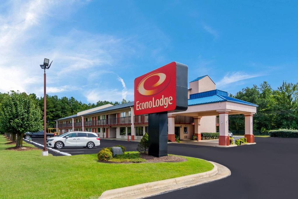 een bord voor een hotelgebouw bij Econo Lodge Battleboro - Rocky Mount I-95 in Battleboro