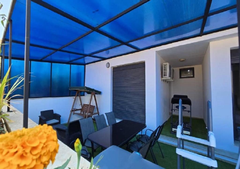 Et opholdsområde på Élégant avec terrasse exclusive & piscine privée