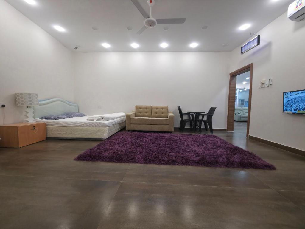 Una cama o camas en una habitación de Studio One Room Bidiya Oman Sand Adventures Oasis استديو غرفة واحدة بدية عمان واحة المغامرات الرملية