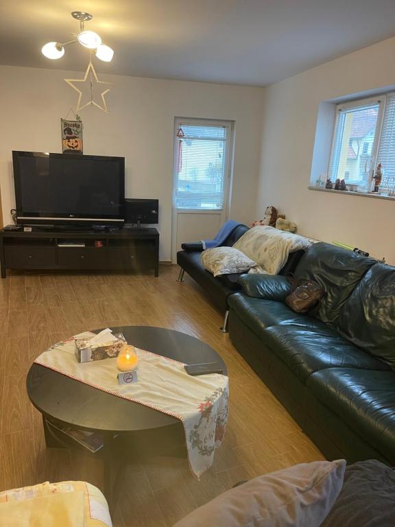 Posezení v ubytování Günstige und komfortable Wohnung in Regenstauf