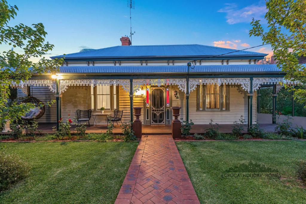 Vườn quanh Trebor on Dickson