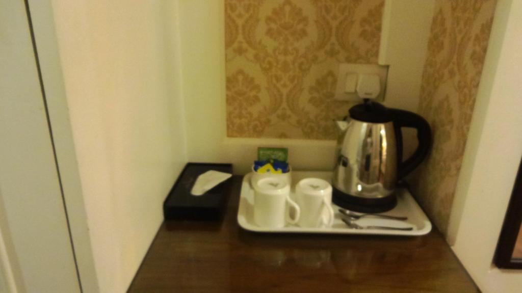 Příslušenství pro přípravu čaje a kávy v ubytování Hotel Bright