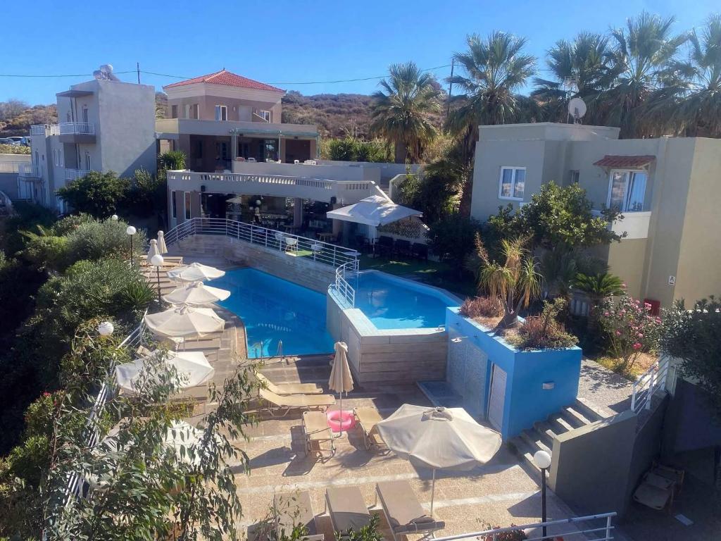 una vista aérea de una casa con piscina en Pelagia Bay Hotel, en Agia Pelagia