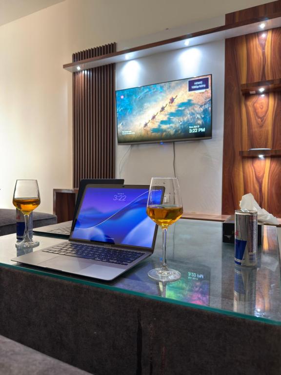 Μια τηλεόραση ή/και κέντρο ψυχαγωγίας στο Modern, Spacious & Minimal 2BHK Apartment