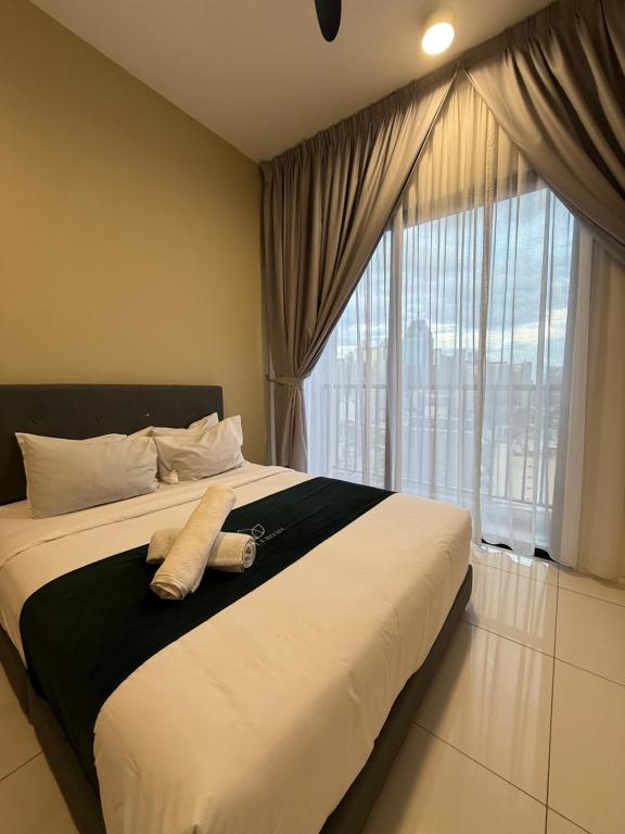 een slaapkamer met een groot bed met een groot raam bij Chambers Klcc Suites Esten in Kuala Lumpur