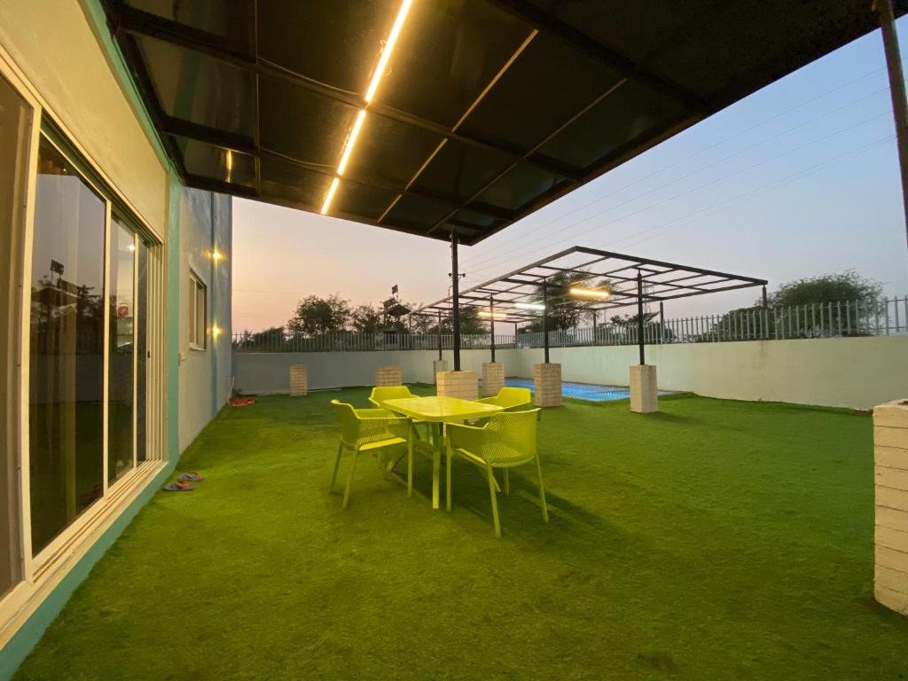 Μπαλκόνι ή βεράντα στο 4BHK villa with pool by Phoenix Stays