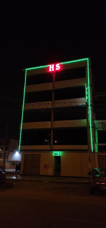 Un edificio iluminado con un cartel de "tes" en él. en Hospedaje AMAZONAS, en Lima